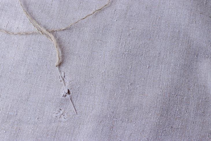 Loch in der Jacke? Es wegzuwerfen ist ein großer Fehler: Das Bügeleisen reicht aus, um es zu reparieren 3 Baumwollgarn