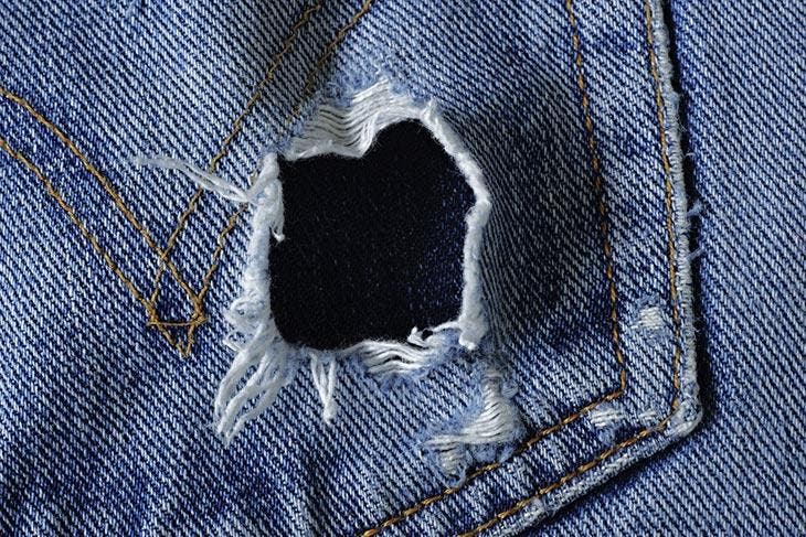 Loch in der Jacke? Es wegzuwerfen ist ein großer Fehler: Das Bügeleisen reicht aus, um es zu reparieren 4 zerrissene Jeans