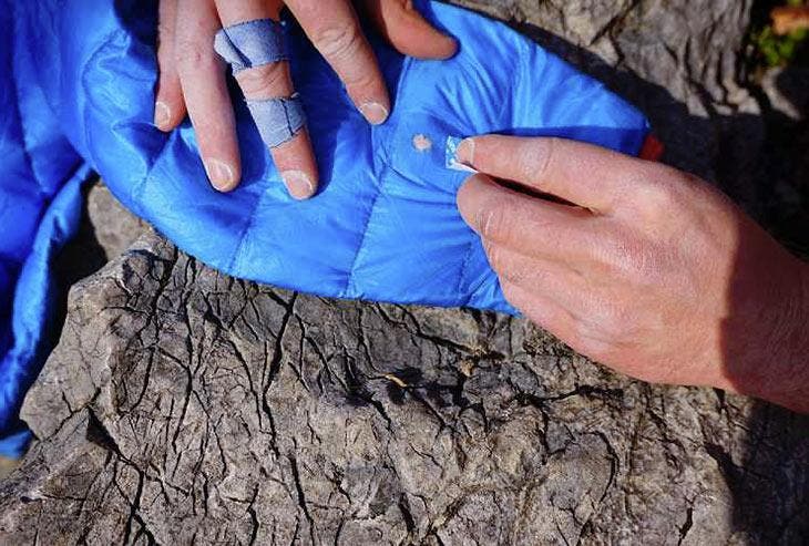 Loch in der Jacke? Es wegzuwerfen ist ein großer Fehler: Das Bügeleisen reicht aus, um es zu reparieren 2 Daunenjacke