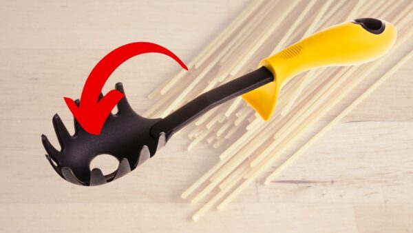 Loch in der Nudelkelle, das ist ihre Funktion: Es ist gar nicht so, wie man denkt