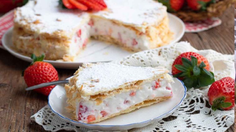 Millefeuille-Torte mit Sahne und Erdbeeren: ein exquisites und unwiderstehliches Dessert