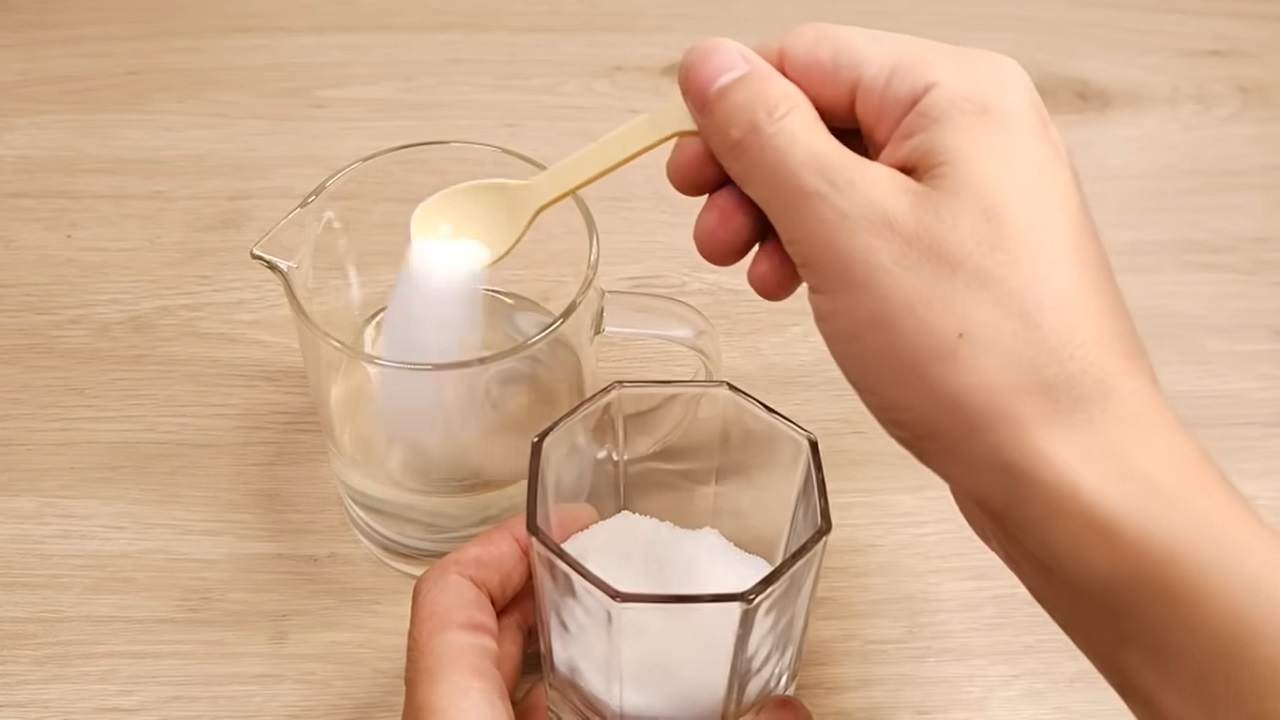 Erstellen Sie selbstgemachte, entfettende Essig-Zahnpasta