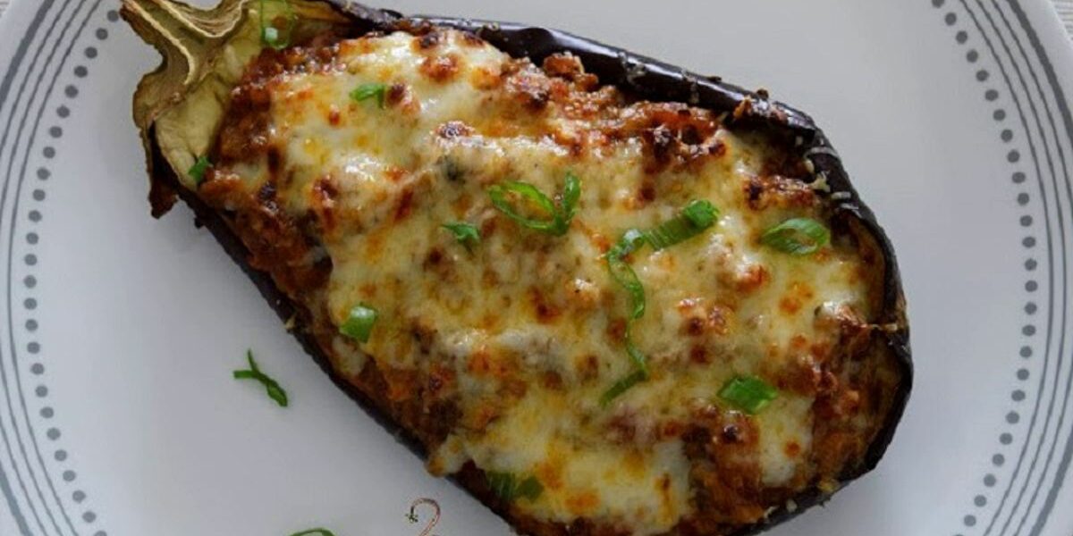 Mit Hackfleisch und Käse gefüllte Auberginen