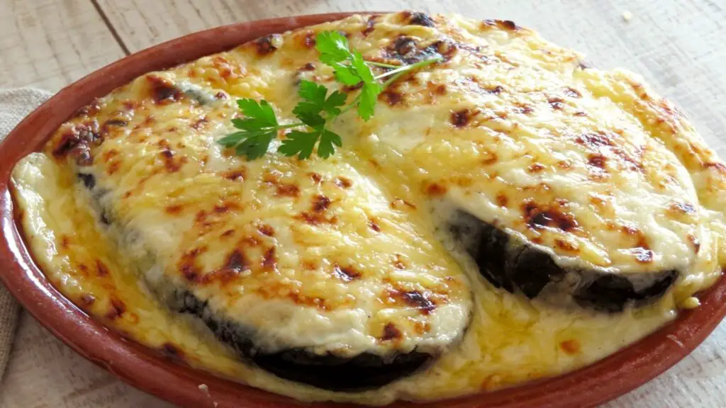 Mit Hühnchen und Käse gefüllte Auberginen