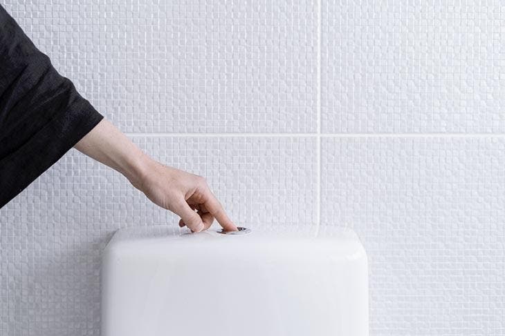Durch eine solche Toilettenspülung können Sie bis zu 30 % Wasser sparen 2 Die Toilette spülen