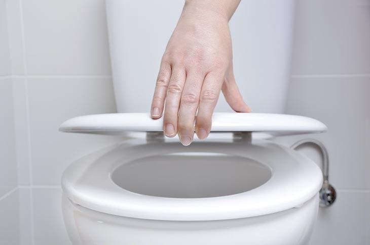 Durch diese Toilettenspülung können Sie bis zu 30 % Wasser sparen 3 Schließen Sie den Toilettendeckel