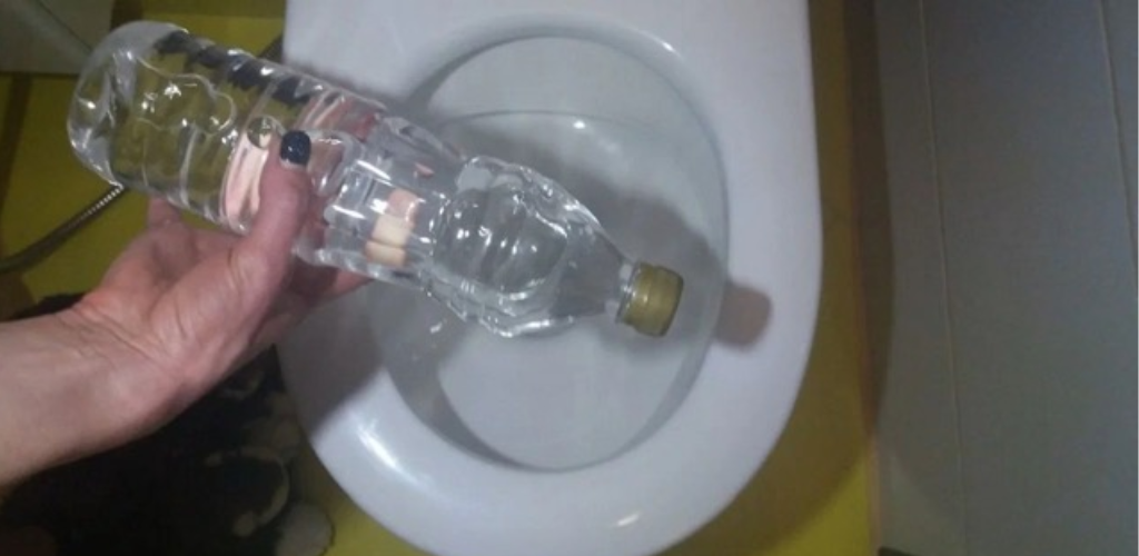 Mit einer Plastikflasche wird die Toilette wieder weiß: ein Trick polnischer Dienstmädchen