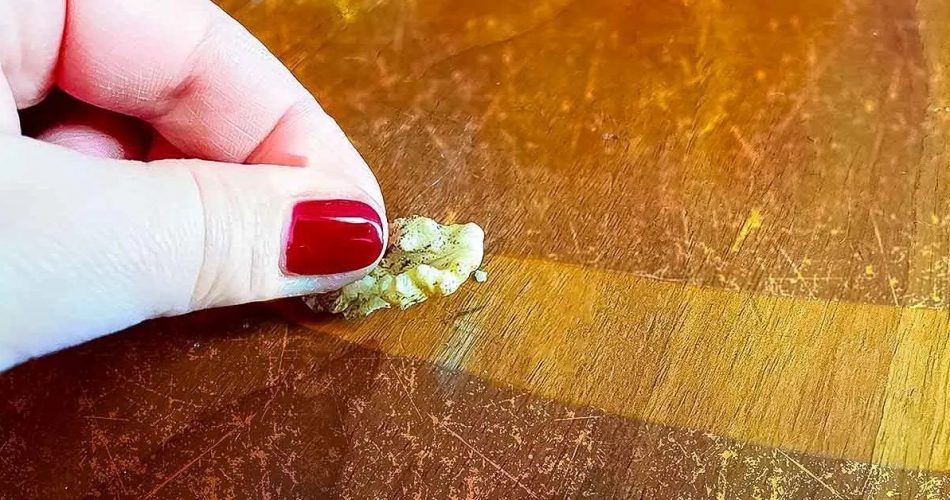 Mit zwei Zutaten alle Kratzer von Holzmöbeln entfernen: perfektes Ergebnis in 2 Minuten