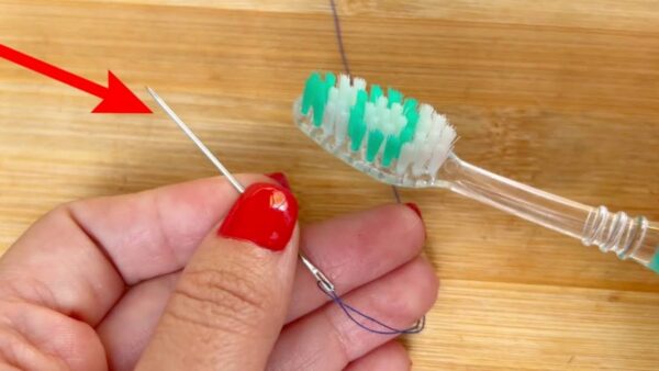 Nadel, das Geheimnis der Schneider: So legen Sie den Faden in wenigen Sekunden fehlerfrei