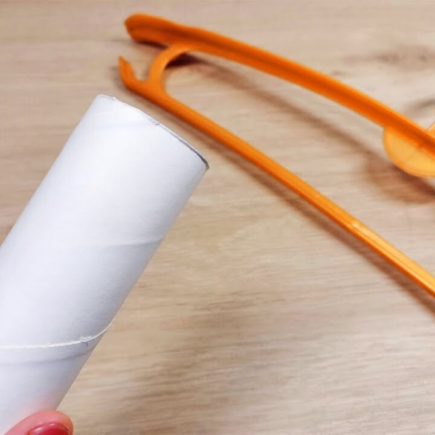 Nehmen Sie einen Kleiderbügel und eine alte Toilettenpapierrolle, was Sie schaffen, ist unerwartet