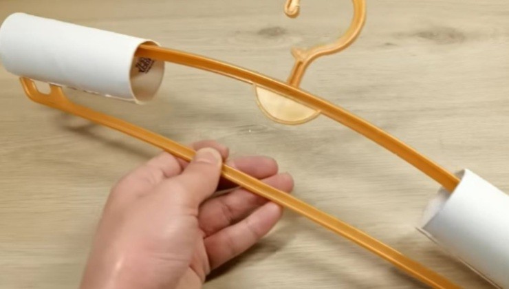 Toilettenpapierrolle auf Kleiderbügel Toilettenpapierrolle auf Kleiderbügel