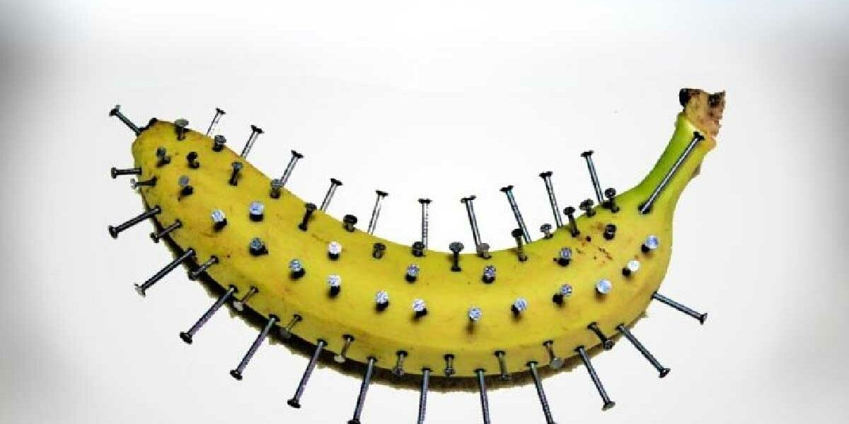 Nägel in eine Banane einschlagen – es ist erstaunlich, was nach nur 10 Minuten passiert!