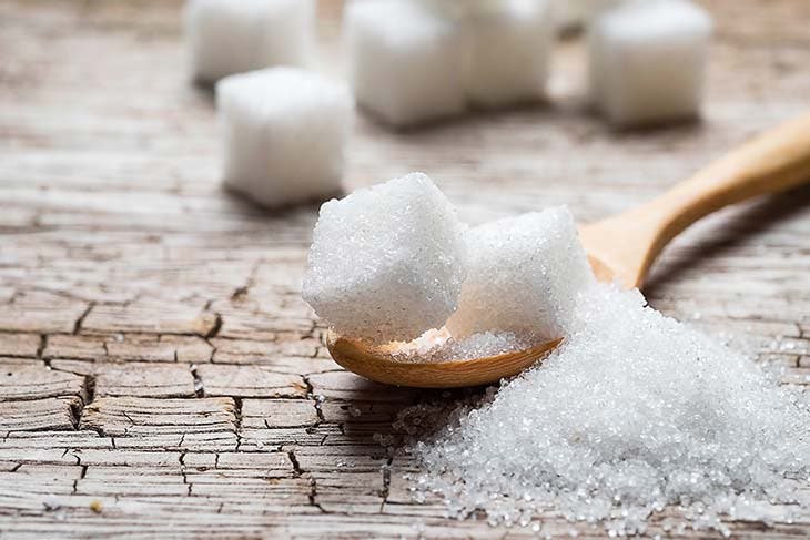 Niemand denkt darüber nach, aber hier erfahren Sie, wie Sie hartnäckige Flecken aus der Kleidung richtig entfernen 3 Zuckerwürfel