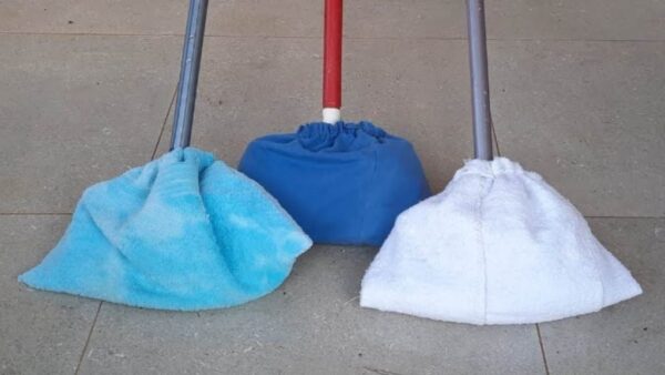 Non comprare scopa o mocio, lo fai a casa con meno di 3 euro: toglie tutto lo sporco