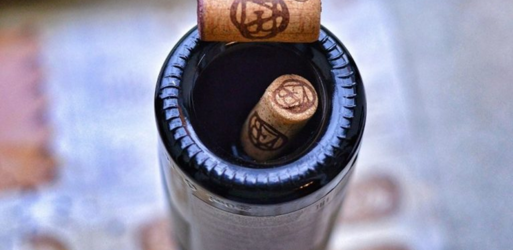 Nur wenige Menschen wissen, warum eine Aussparung am Boden einer Weinflasche erforderlich ist. Jeder ist überrascht, wenn er es erfährt