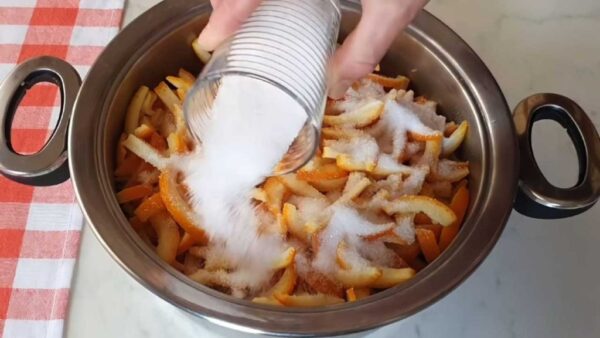 Orangenschalen, nicht wegwerfen, sondern mit Zucker bestreuen: Der Grund ist interessant