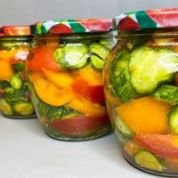 Pikanter Salat aus Tomaten und Gurken (für den Winter)!