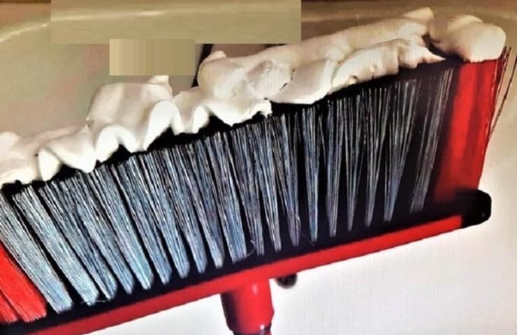 Besen mit Schaummittel