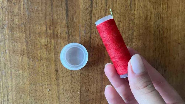 Recycling-Tipp des Tages: Machen Sie einen Nadelfaden mit einem Flaschenverschluss