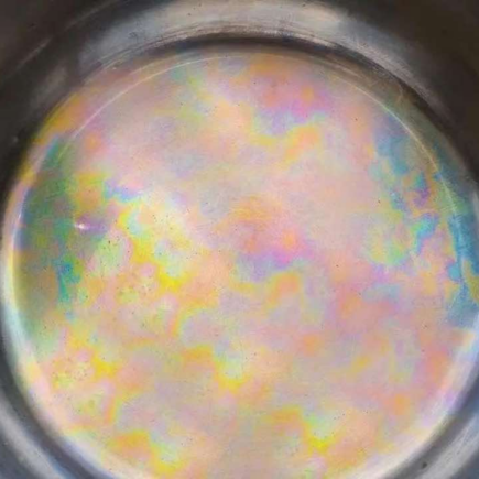 Regenbogenflecken auf Pfannen – wie man sie in Sekundenschnelle entfernt