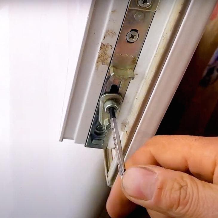 Einstellen eines PVC-Fensters mit einem Allen-Schlüssel 