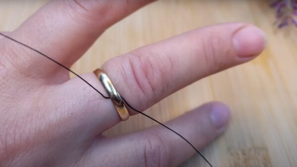 Ring am Finger kleben, mit dem Drahttrick entfernen Sie ihn sofort