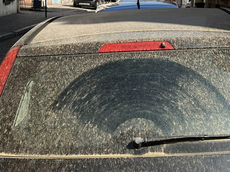 Saharasand: Wie reinigt man sein Auto, ohne es zu zerkratzen?