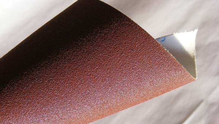 Schleifpapier zum Reinigen des Badezimmers