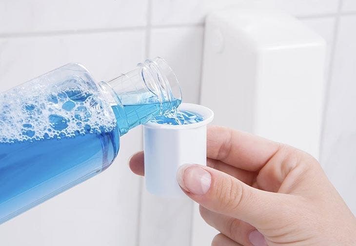 Mundwasser eingießen 