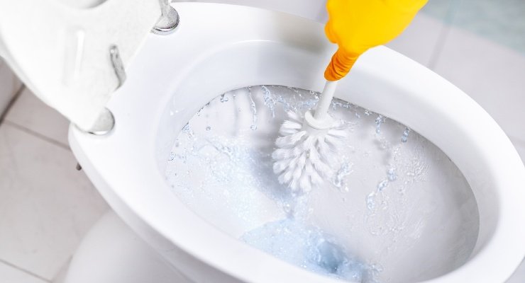 Wiederherstellung der Toilette mit Toilettenartikeln Reinigen Sie die Toilette mit diesen Bewegungen