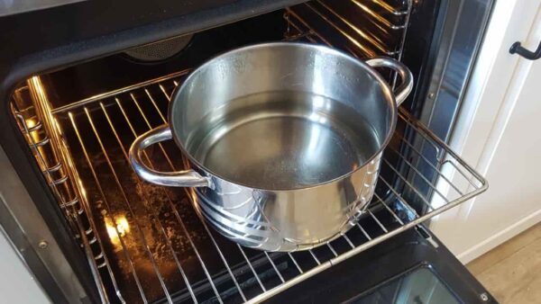 Schmutziger und verkrusteter Backofen, wie man ihn mit der Wasserdampftechnik reinigt