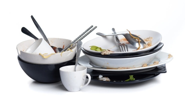 Schmutziges Geschirr aufstapeln