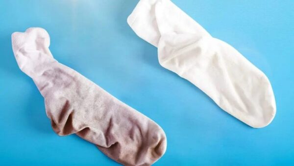 Schneeweiße Socken, Bleichmittel und Salz vergessen – so geht’s