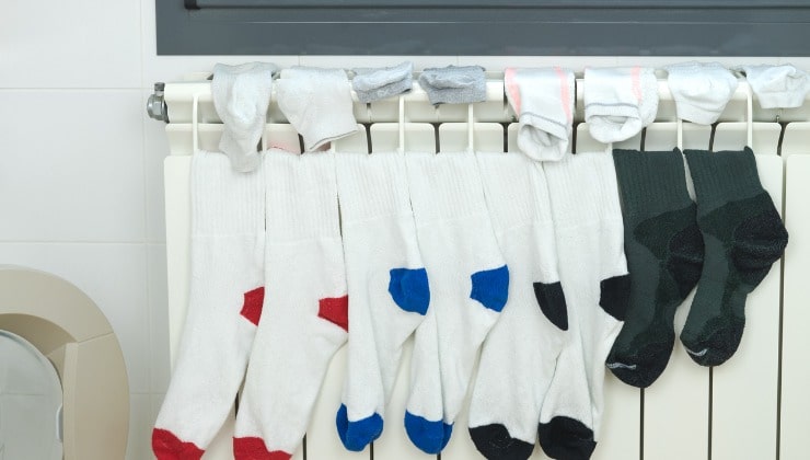 Bunte Socken trocknen auf der Heizung