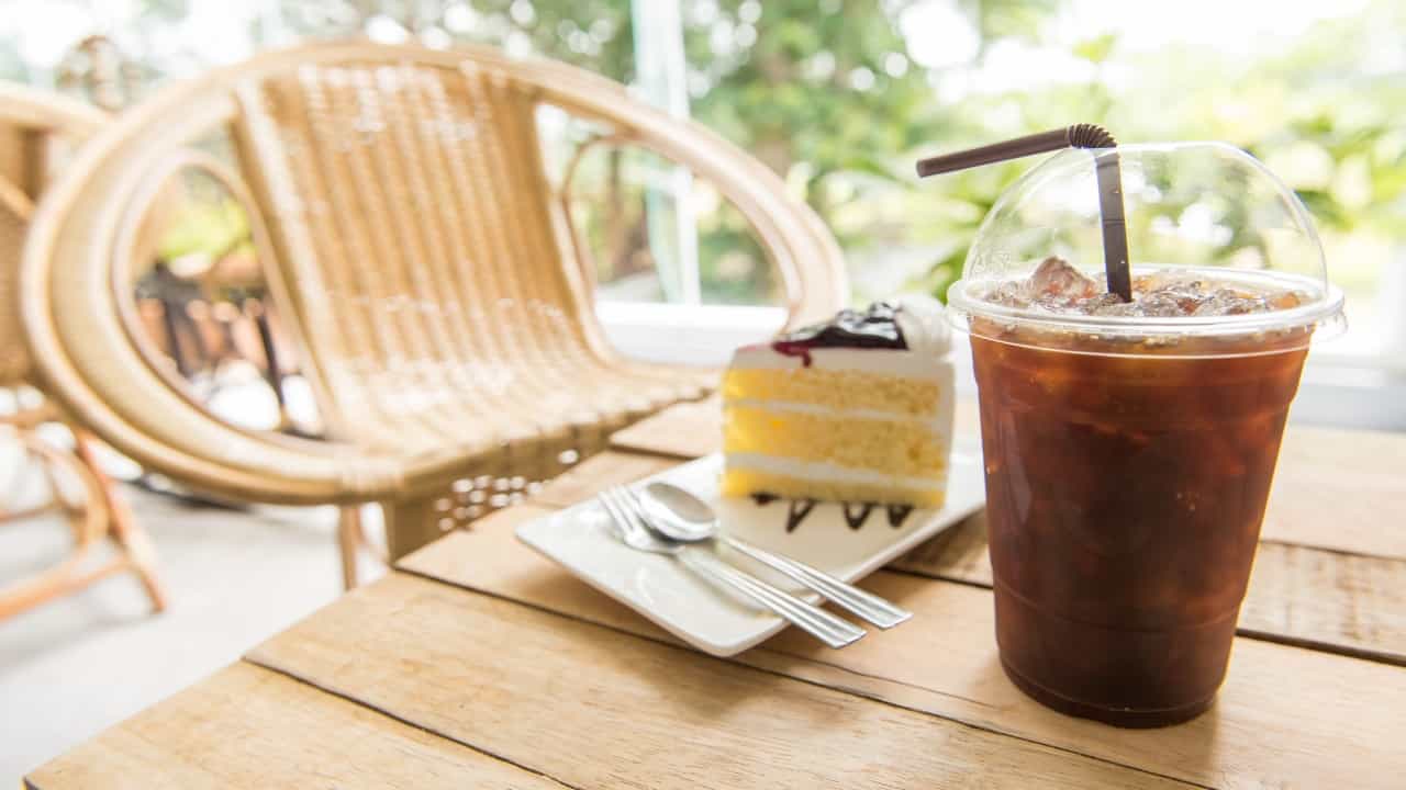 Schokoladen-Granita- und Blaubeerkuchen