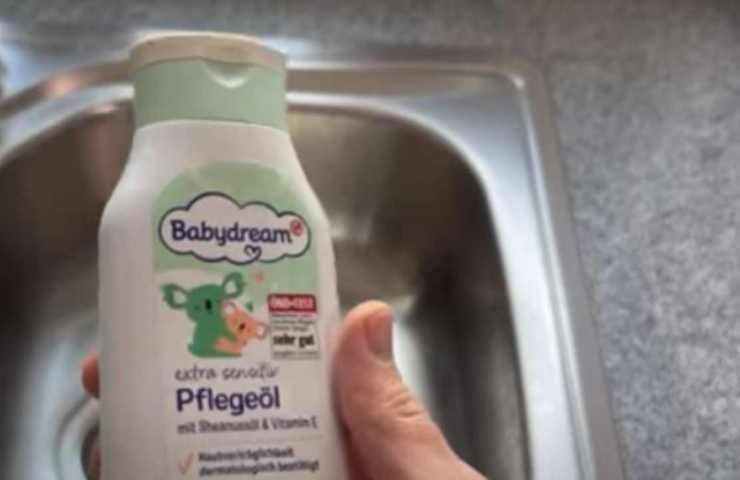 Schütten Sie Babyöl in die Spüle und schauen Sie, was passiert: der clevere Trick
