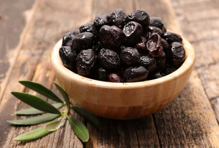 Schüssel mit schwarzen Oliven