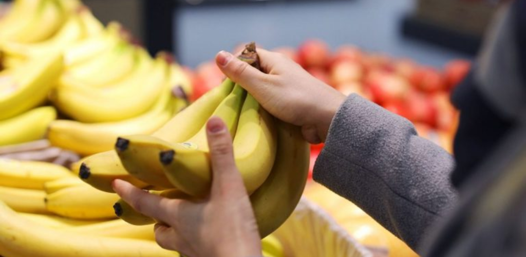 Selbst reife Bananen werden 2 Wochen lang nicht schwarz. Ein Freund aus dem Supermarkt verriet ein Geheimnis zur Aufbewahrung