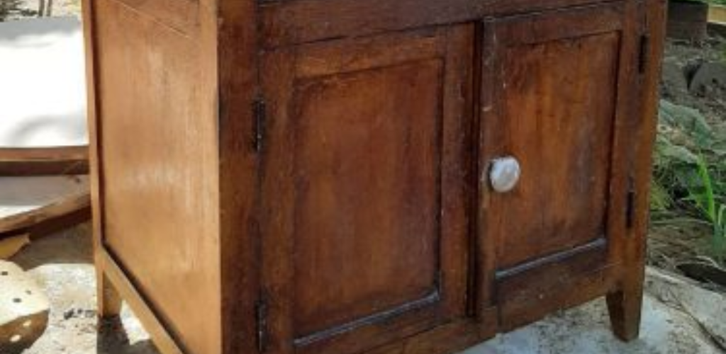 Sie gaben mir einen alten gruseligen Nachttisch. Und ich habe es zu einer Quelle des Stolzes gemacht: Foto