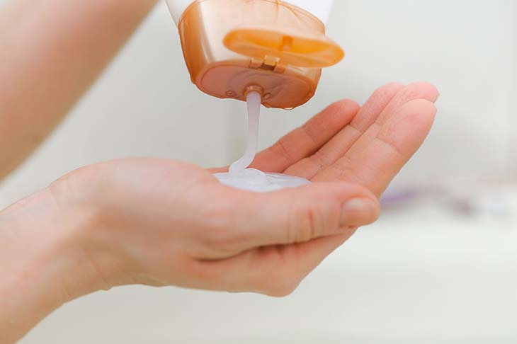 Sie haben noch Shampoo übrig und wissen nicht, was Sie damit machen sollen? 5 clevere Möglichkeiten, es wiederzuverwenden 2 Shampoo