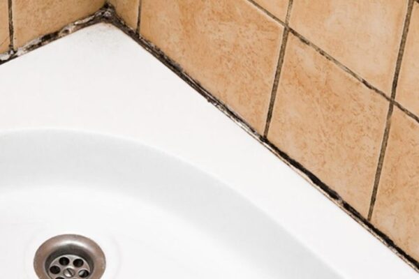 Silikon in Küche und Bad von schwarzem Schimmel befreien: Die effektive Methode