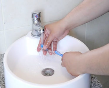 So desinfizieren Sie Ihre Zahnbürste: Richtige Hygiene