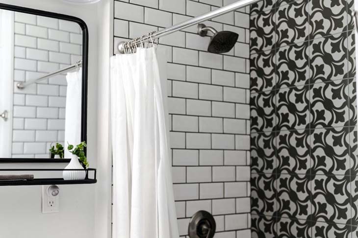 sauberer Duschvorhang