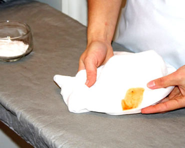 So entfernen Sie Soßenflecken aus der Kleidung – einfache Reinigung