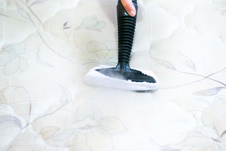 die Matratze waschen