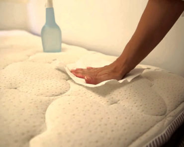 So reinigen Sie Ihre Matratze und befreien sich Schritt für Schritt von Flecken