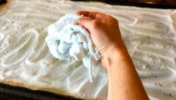 So reinigen Sie das Glas des Ofens perfekt, ohne es zu zerlegen: damit es wieder neu wird