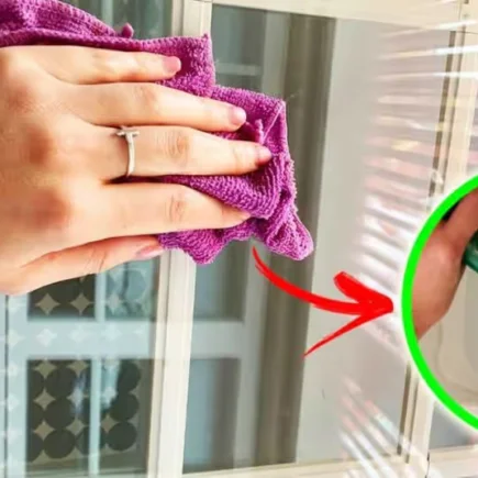 So reinigen Sie mit dem Talk-Trick mühelos und streifenfrei ein Fenster