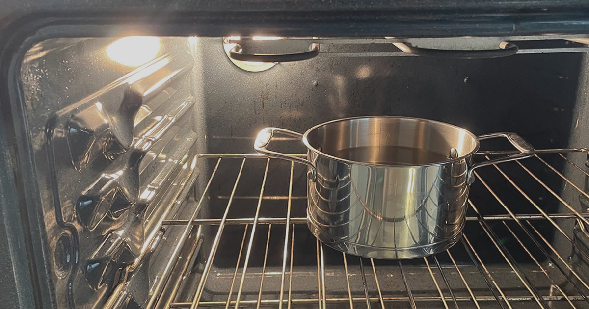 So reinigen und entkalken Sie den Backofen mit der Topfmethode