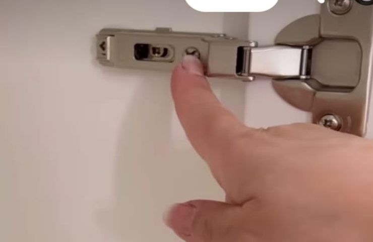 So richten Sie schiefe Möbeltüren aus